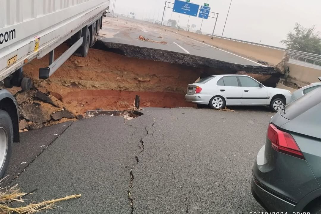 Spain Quake Jolts Tourists, Locals